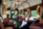 Personas en un tren de lujo