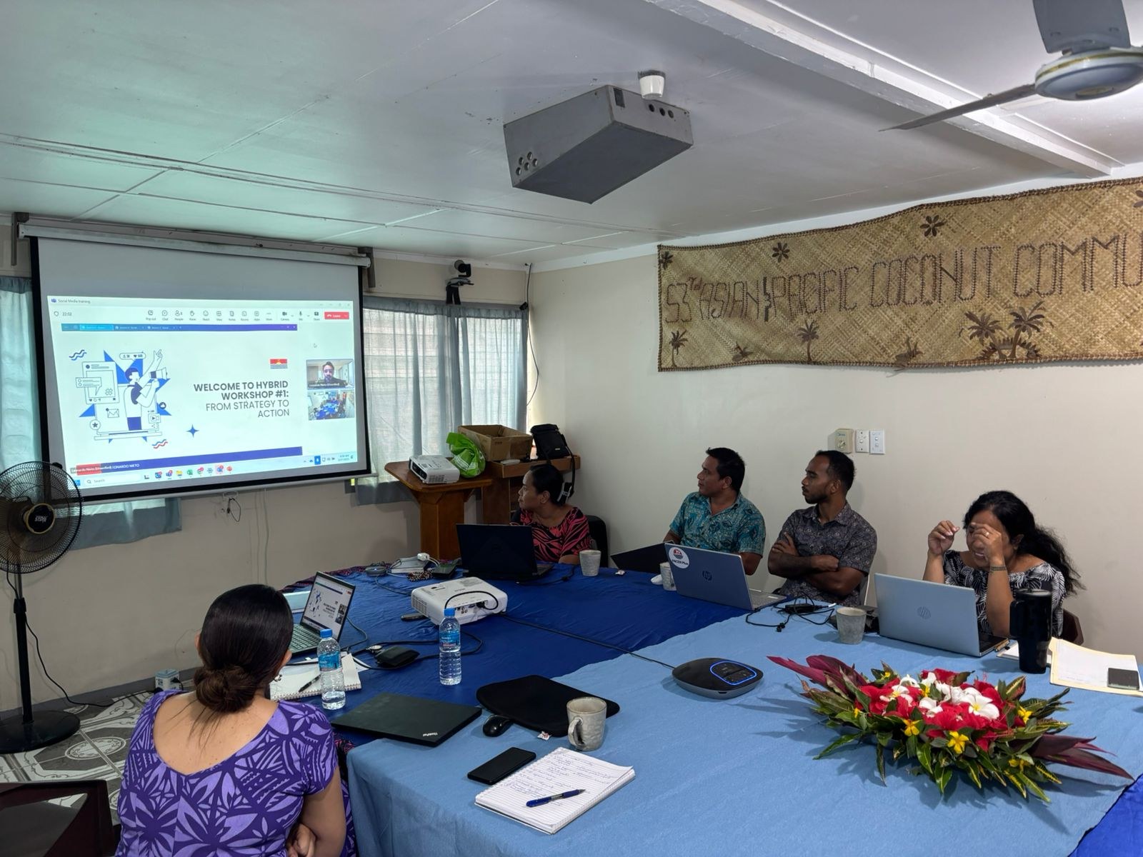 Participantes trabajando con computadores en Kiribati